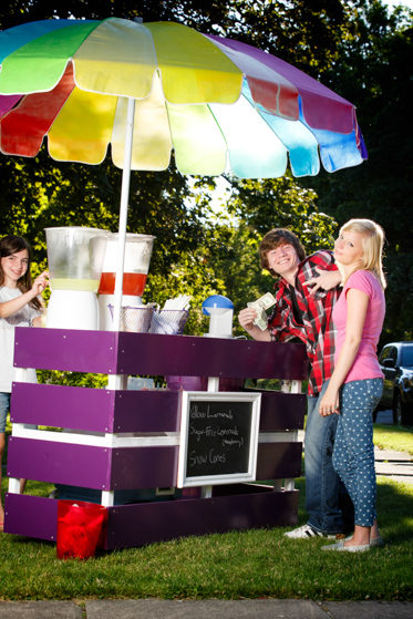 senior portrait by lemonade stand