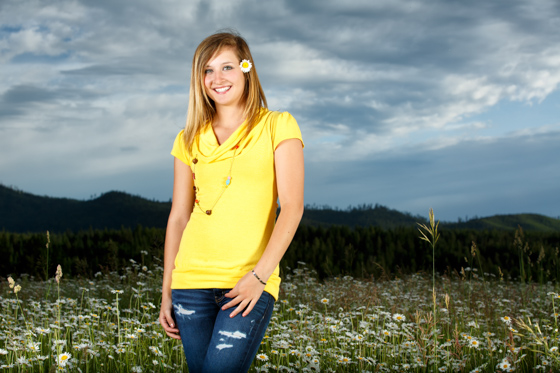 senior portrait in the daisies