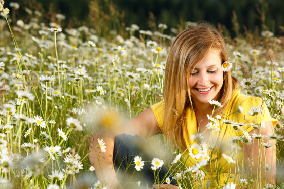 senior portrait in the daisies